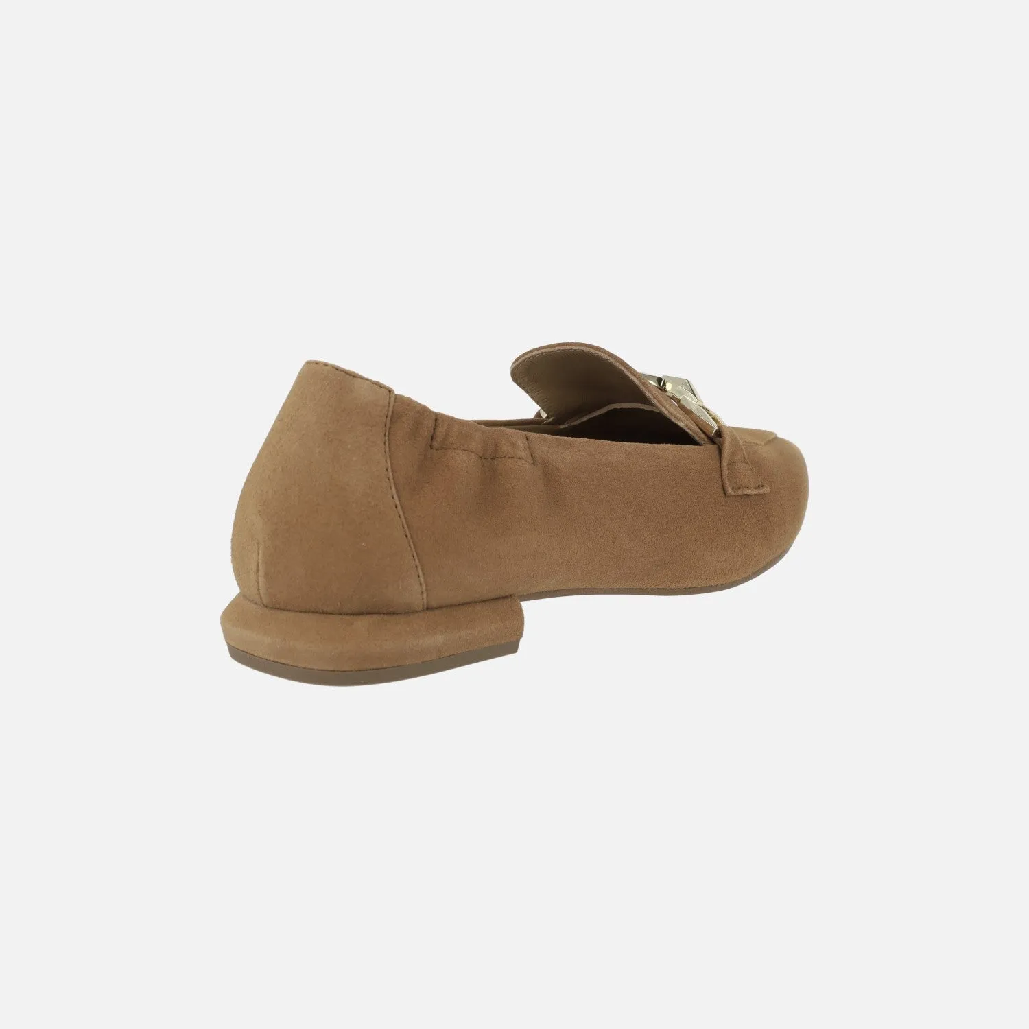 Mocasines de ante color cuero con adorno metálico dorado