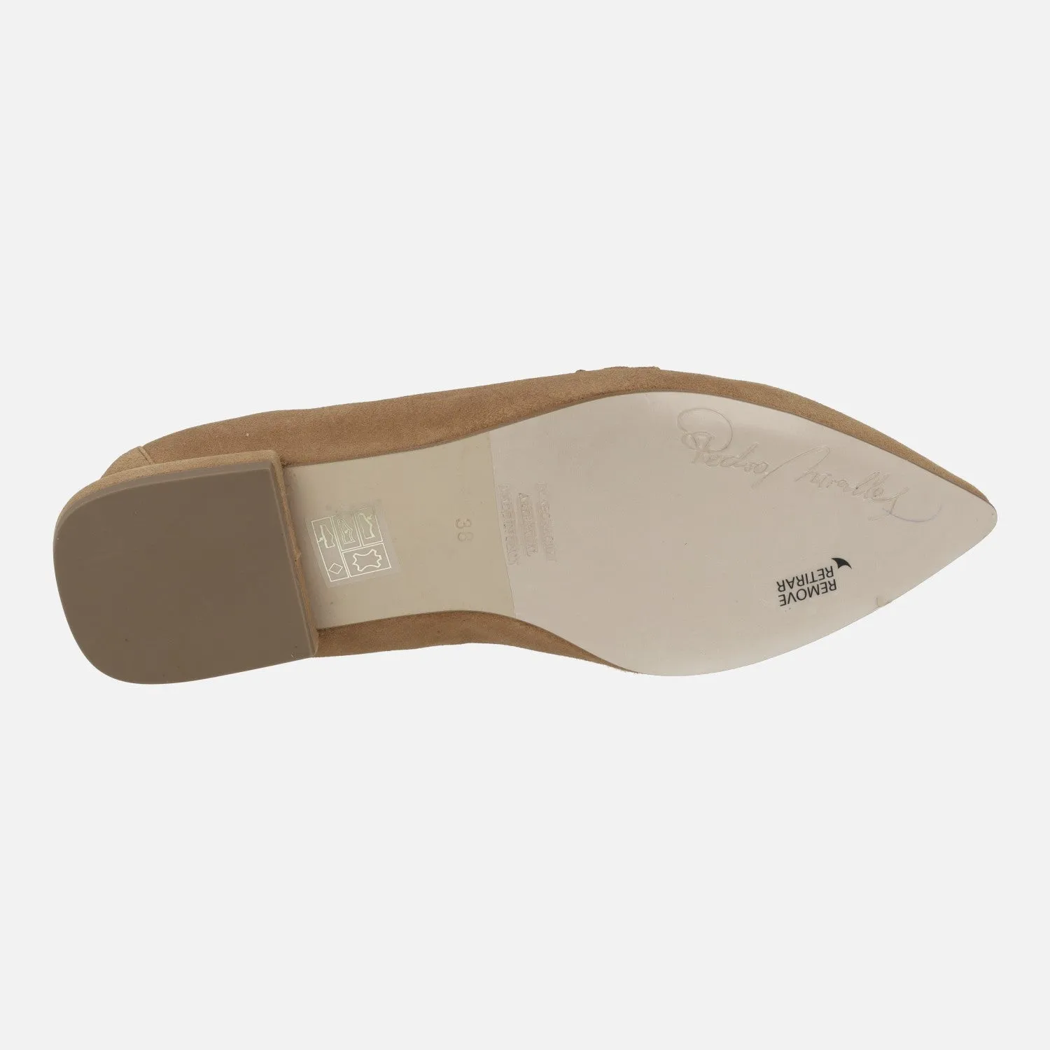 Mocasines de ante color cuero con adorno metálico dorado