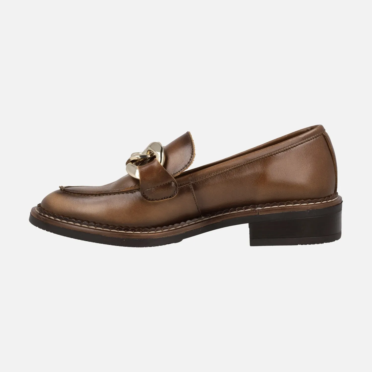 Mocasines para mujer en piel cuero con bordon y adorno dorado