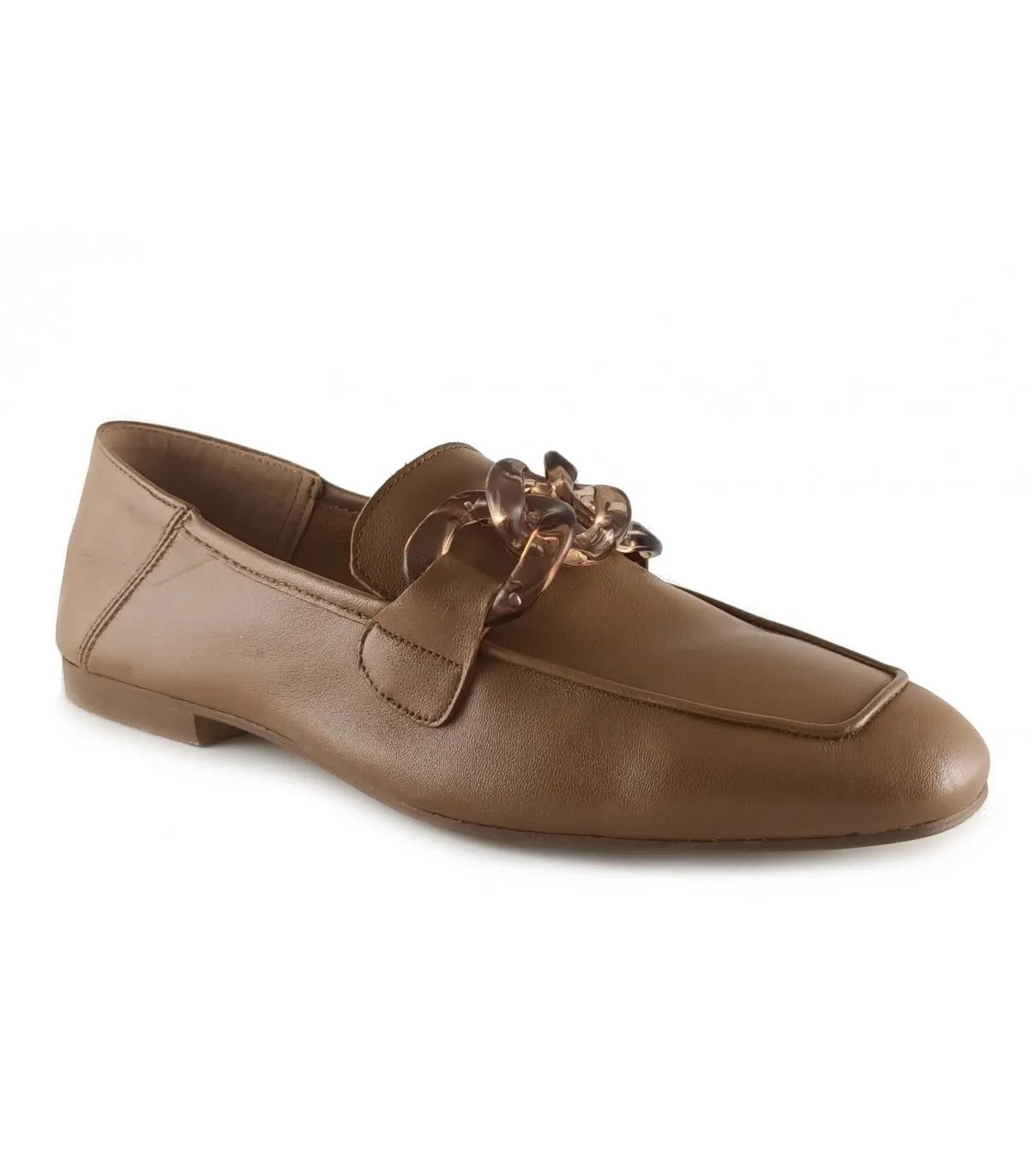 Mocasín clásico color cuero con adorno