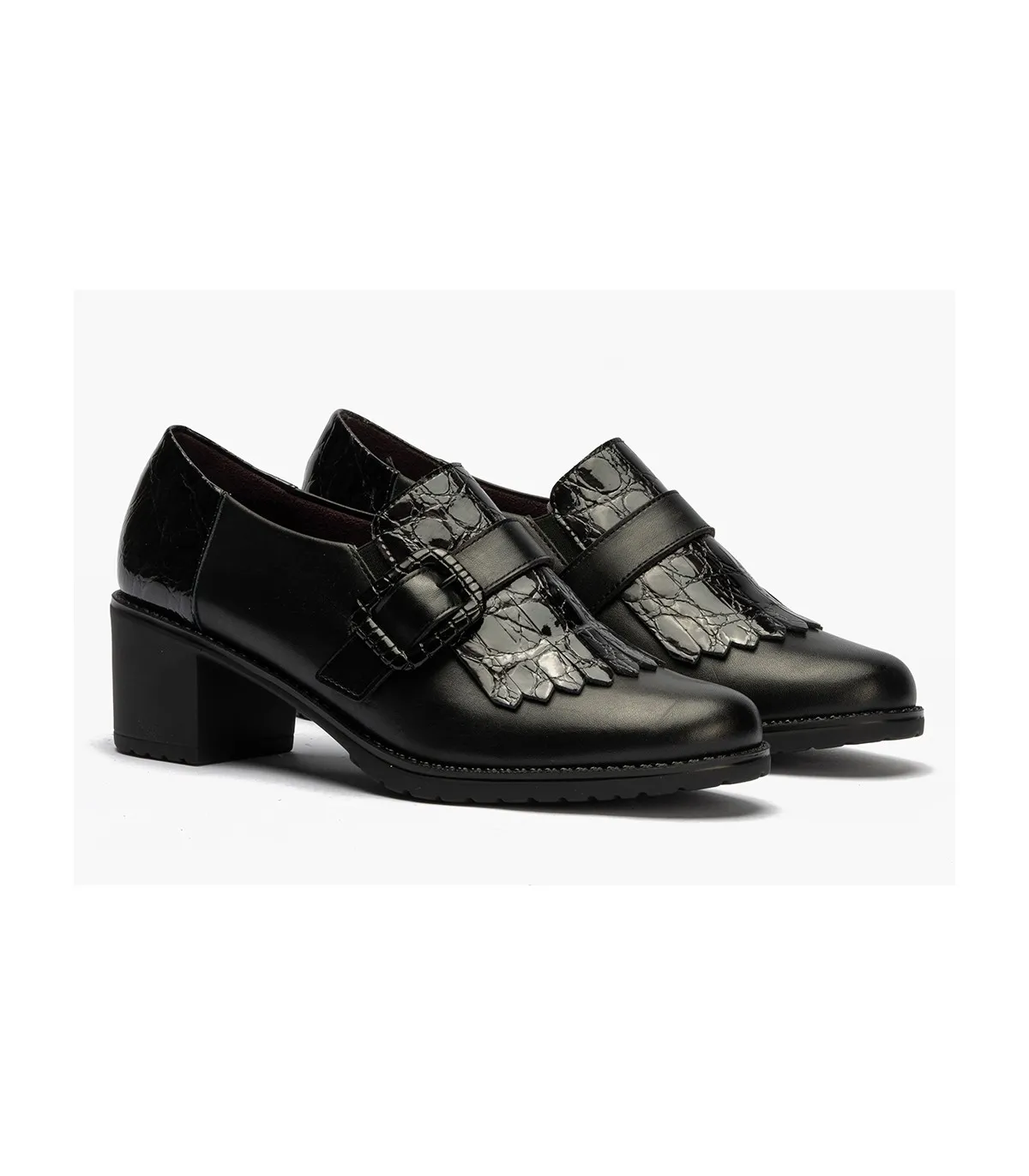 Mocasín con hebilla y flecos en color negro