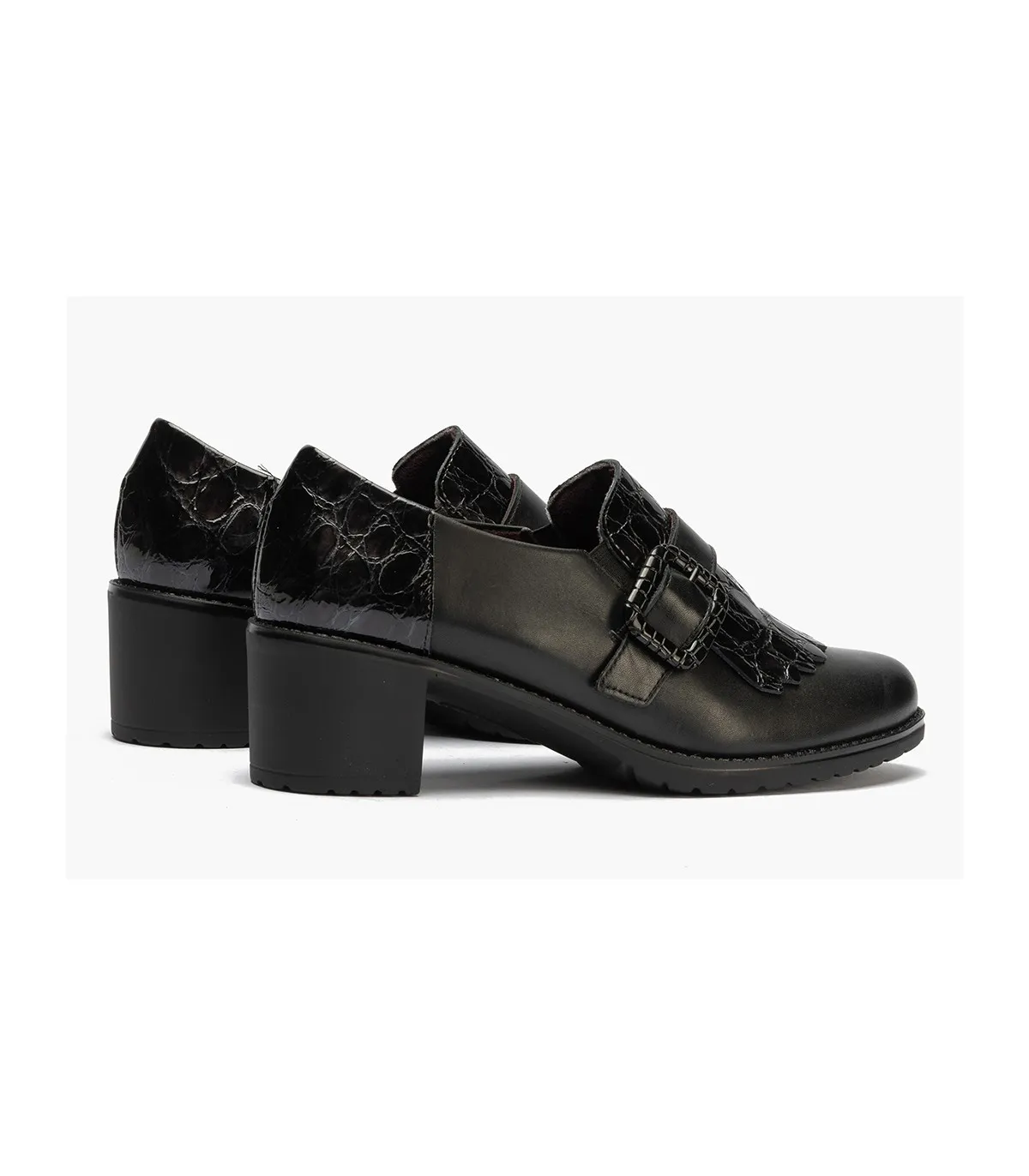 Mocasín con hebilla y flecos en color negro