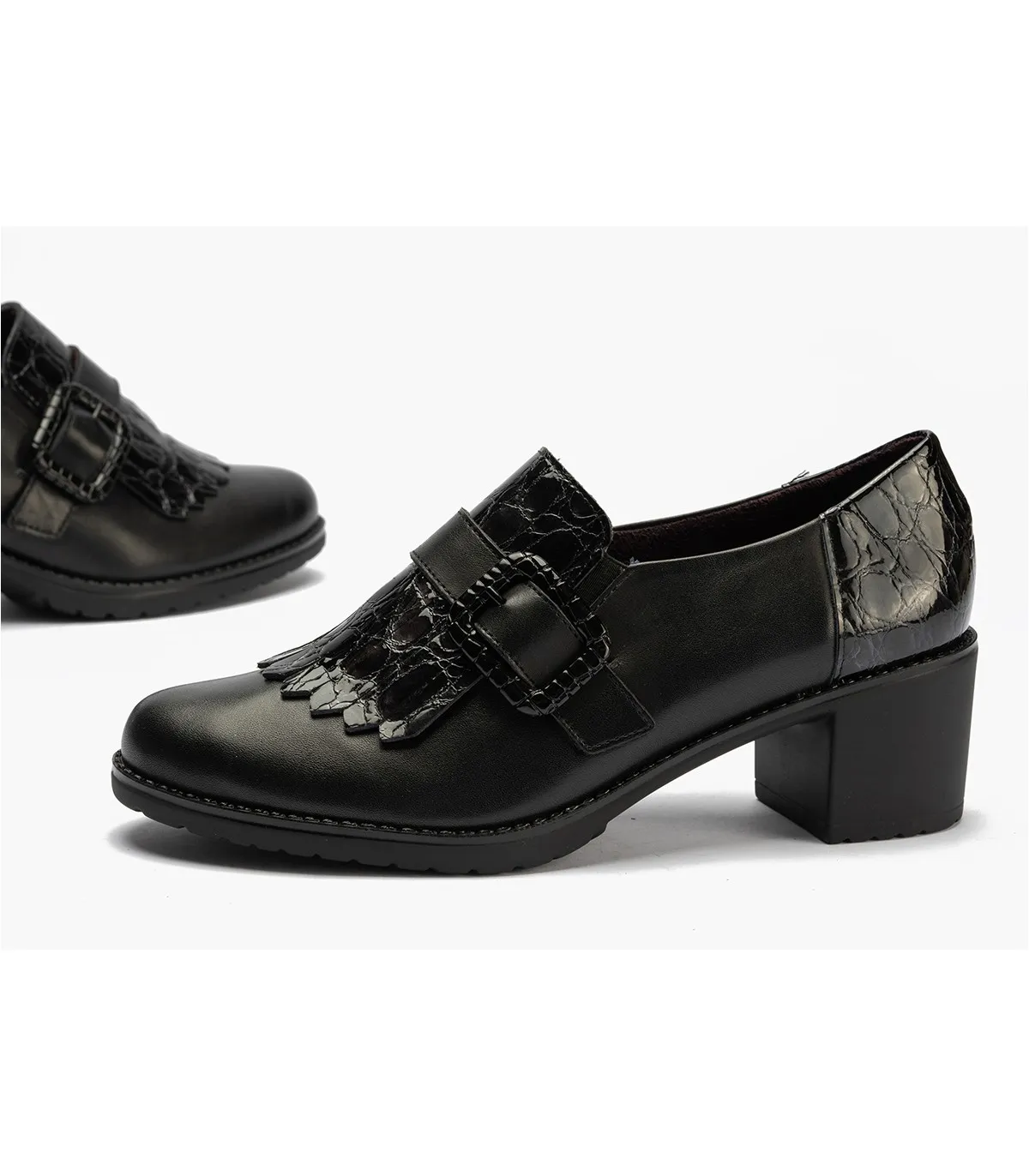 Mocasín con hebilla y flecos en color negro