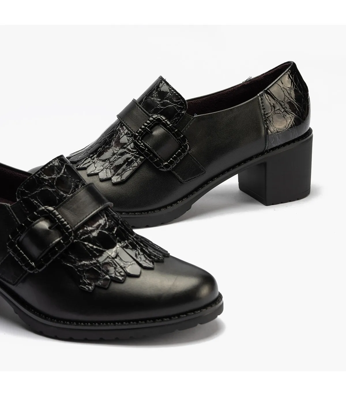 Mocasín con hebilla y flecos en color negro