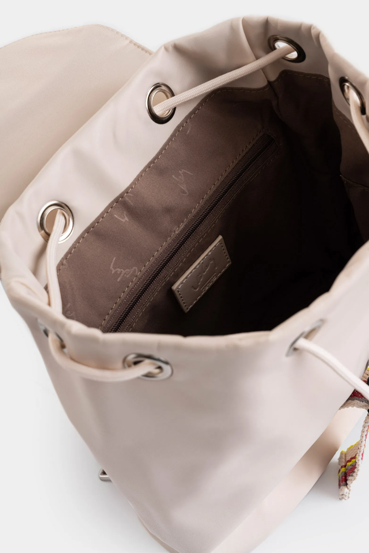 Morral Elora en lona y cuero para mujer detalle contraste
