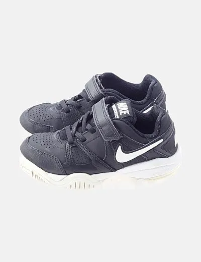 Nike Deportiva negra logo