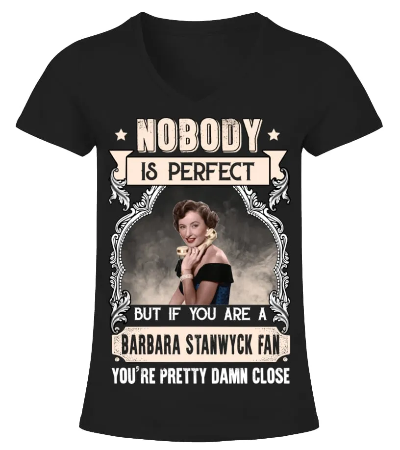 NOBODY IS PERFECT BUT IF YOU ARE A BARBARA STANWYCK FAN YOU'RE PRETTY DAMN CLOSE Camiseta cuello pico Mujer