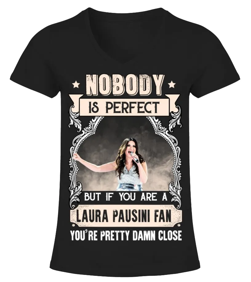 NOBODY IS PERFECT BUT IF YOU ARE A LAURA PAUSINI FAN YOU'RE PRETTY DAMN CLOSE Camiseta cuello pico Mujer
