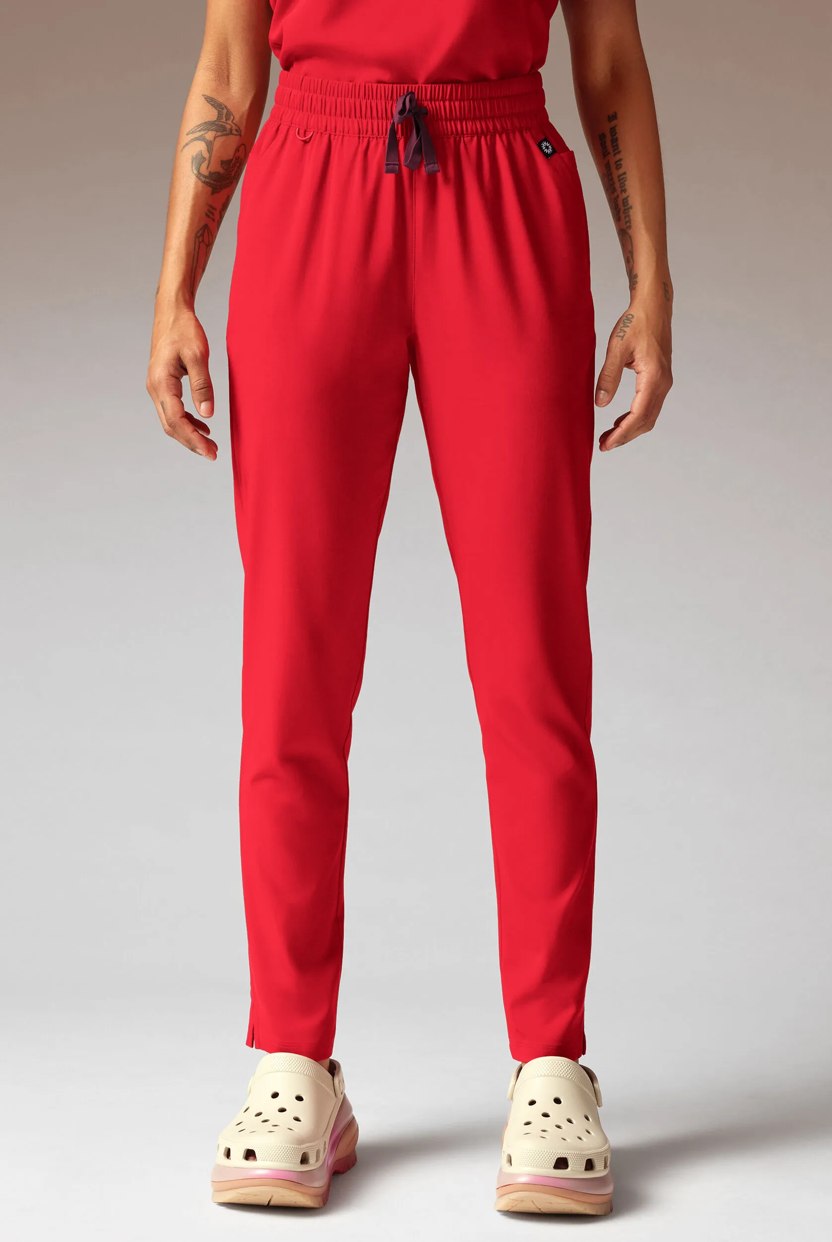 PANTAL&OACUTE;N M&EACUTE;DICO HYPOTHESIS AD ALL DUTY CON 6 BOLSILLOS Y PIERNAS RECTAS PARA MUJER