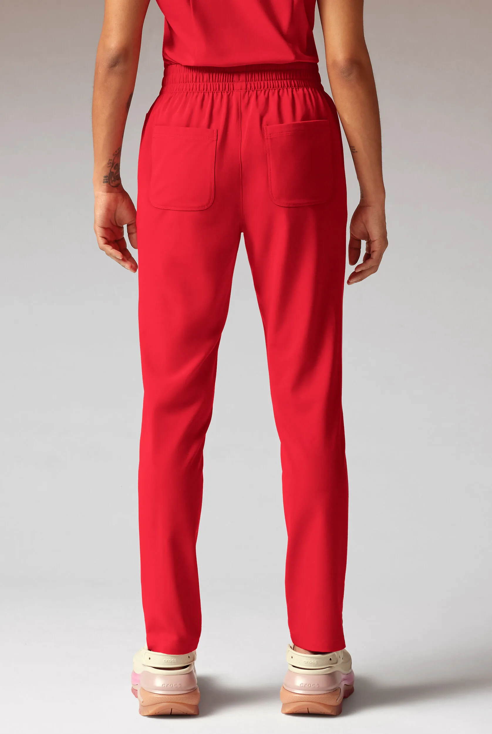 PANTAL&OACUTE;N M&EACUTE;DICO HYPOTHESIS AD ALL DUTY CON 6 BOLSILLOS Y PIERNAS RECTAS PARA MUJER