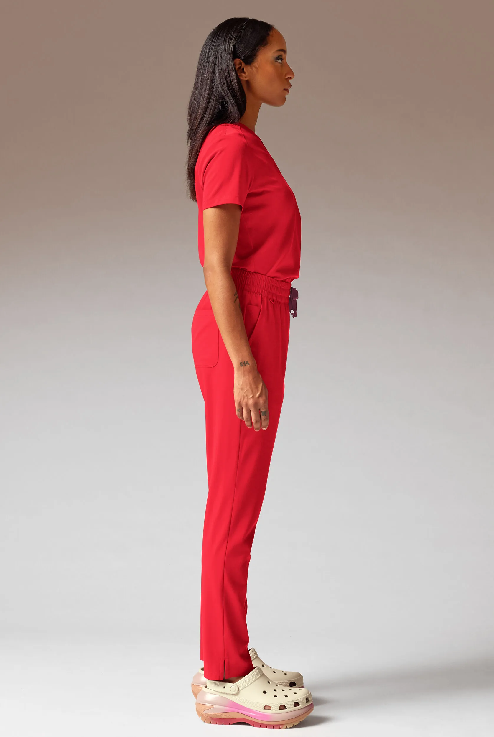 PANTAL&OACUTE;N M&EACUTE;DICO HYPOTHESIS AD ALL DUTY CON 6 BOLSILLOS Y PIERNAS RECTAS PARA MUJER