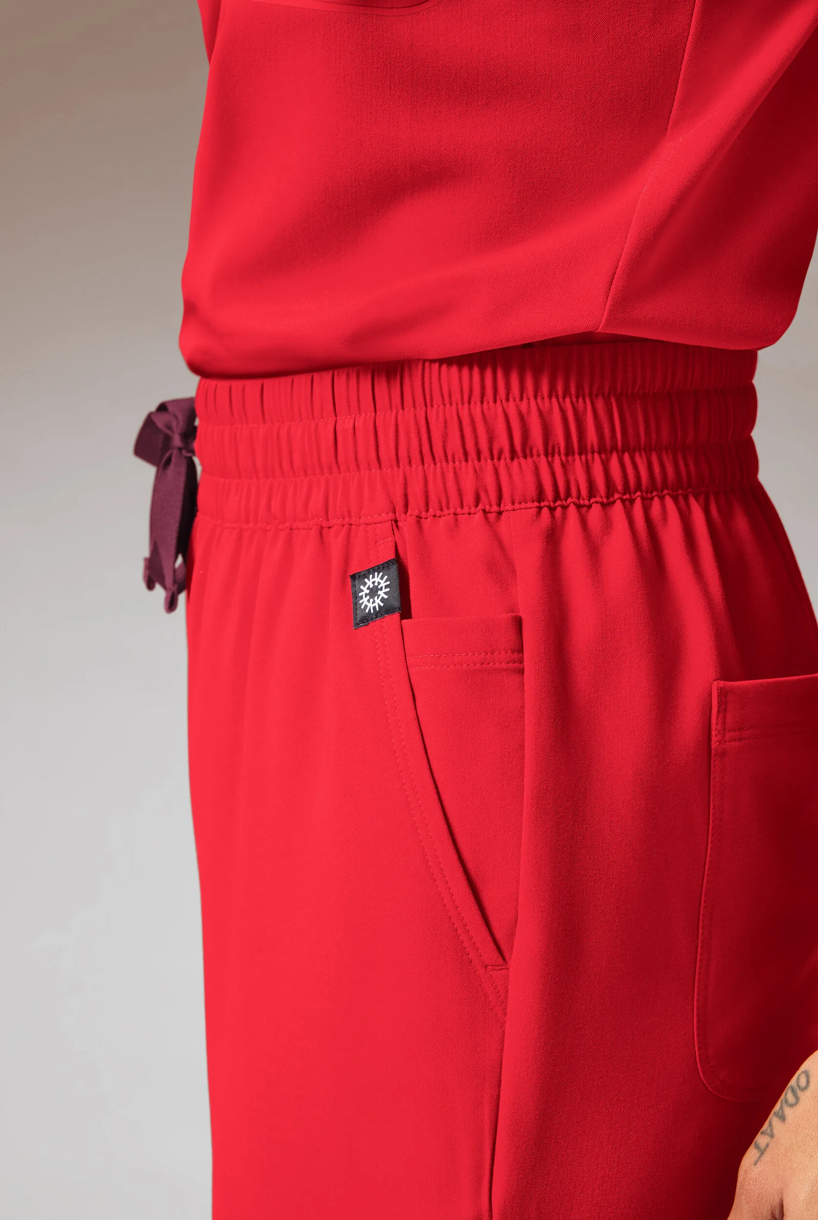 PANTAL&OACUTE;N M&EACUTE;DICO HYPOTHESIS AD ALL DUTY CON 6 BOLSILLOS Y PIERNAS RECTAS PARA MUJER