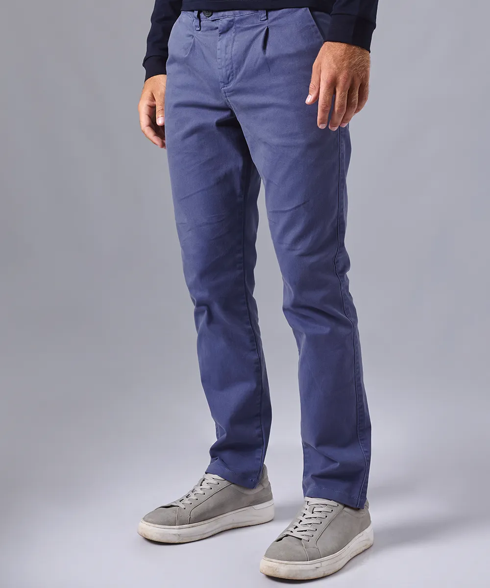 PANTALON DRILL CON PLIEGUE SLIM FIT AZUL OI24