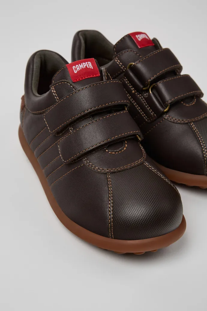 Pelotas Zapatos para niños en piel y tejido de color marrón oscuro