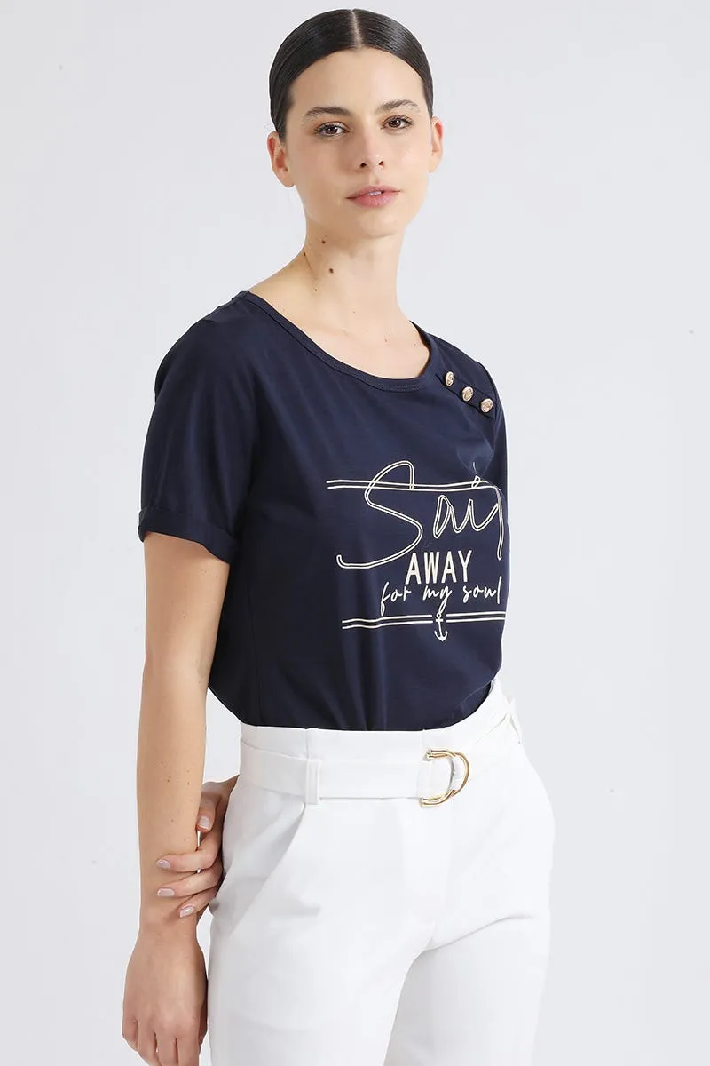 POLERA TEXTO, Y BOTON MARINERO AZUL MARINO