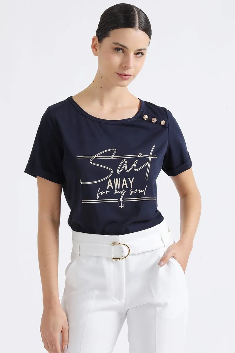 POLERA TEXTO, Y BOTON MARINERO AZUL MARINO