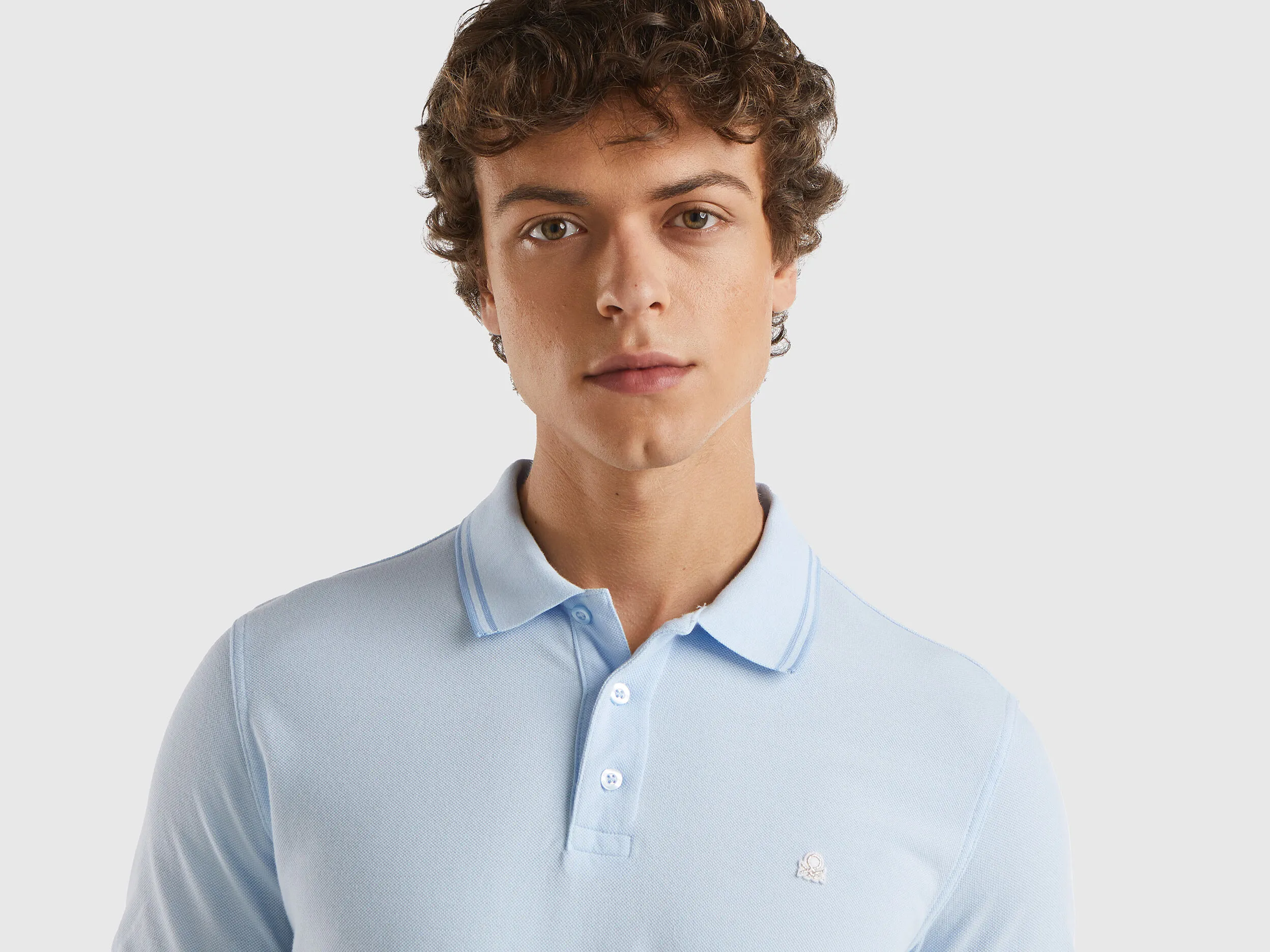 Polo celeste de algodón orgánico