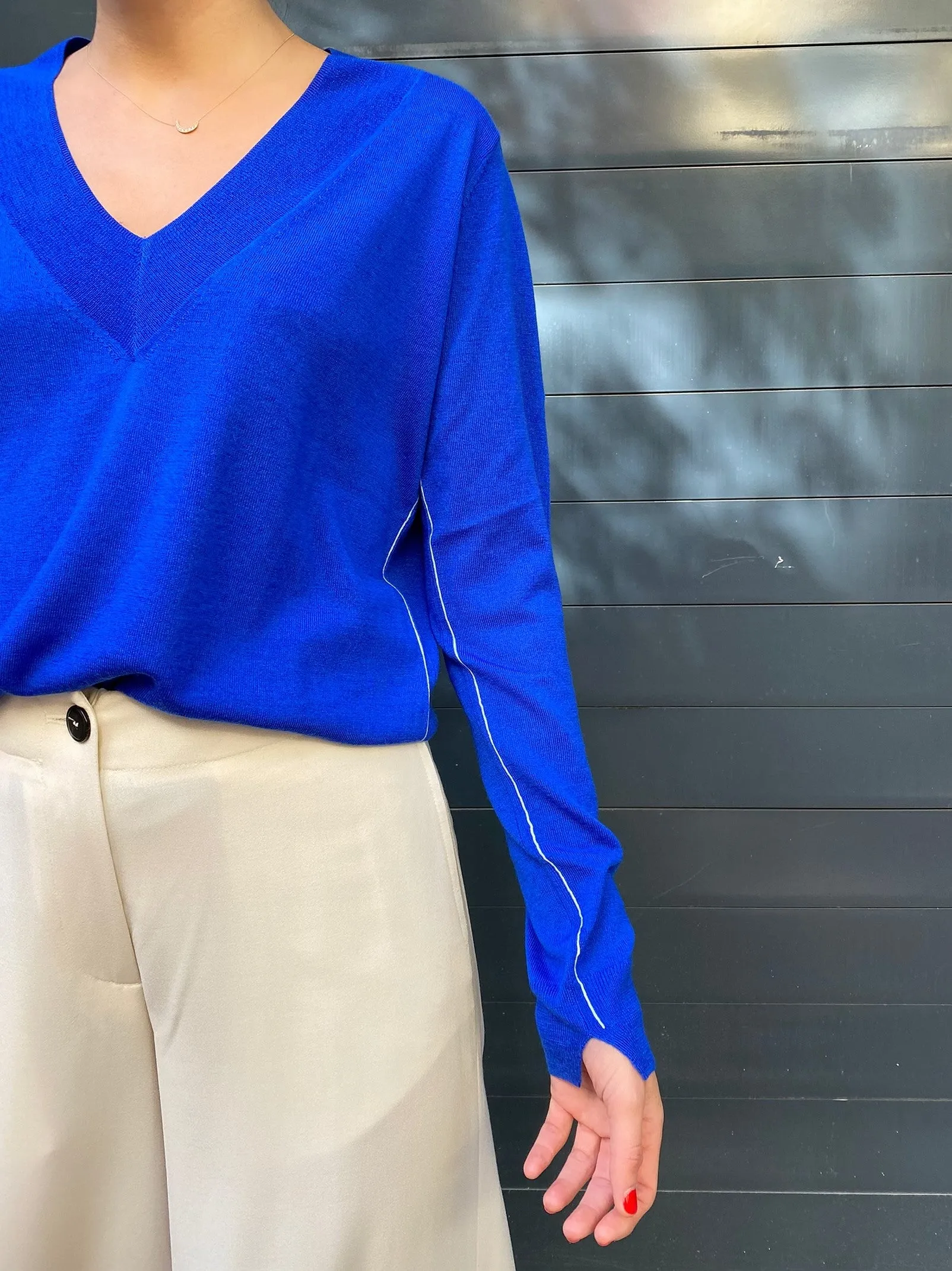 PUNTO ESCOTE V COSTURA AZUL