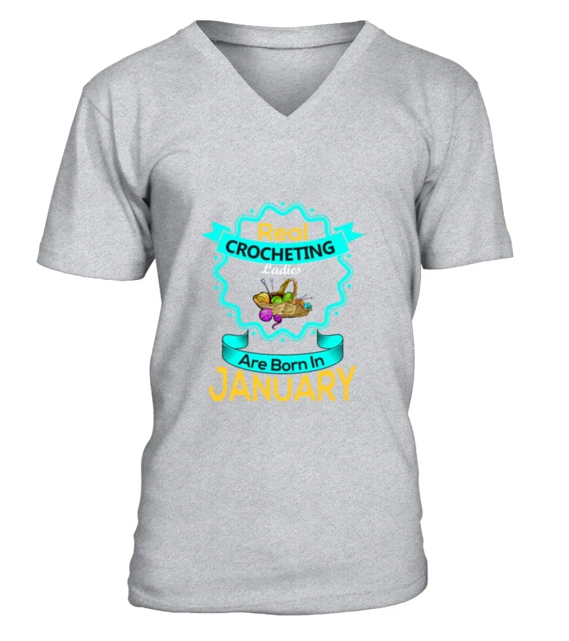 REAL CROCHETING LADIES ARE BORN IN JANUARY 2 TSHIRT CAMISETA CUELLO EN V UNISEX