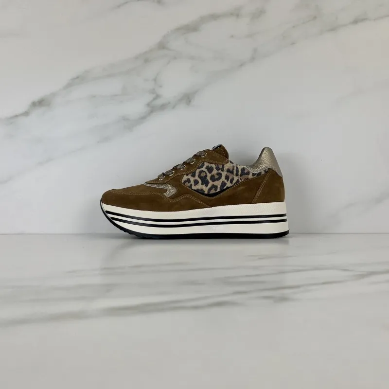 SNEAKER plataforma cuero leo