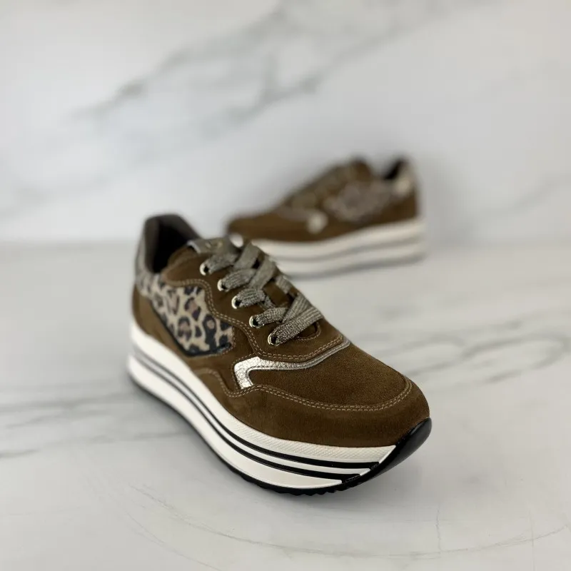 SNEAKER plataforma cuero leo