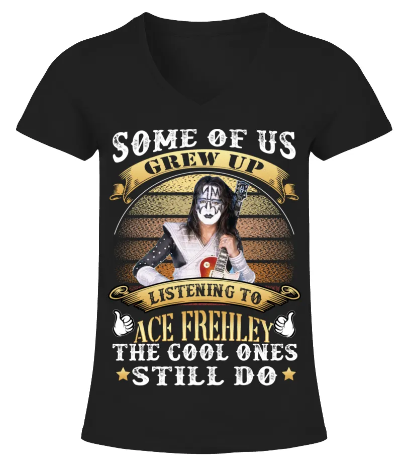 SOME OF US GREW UP LISTENING TO ACE FREHLEY THE COOL ONES STILL DO Camiseta cuello pico Mujer