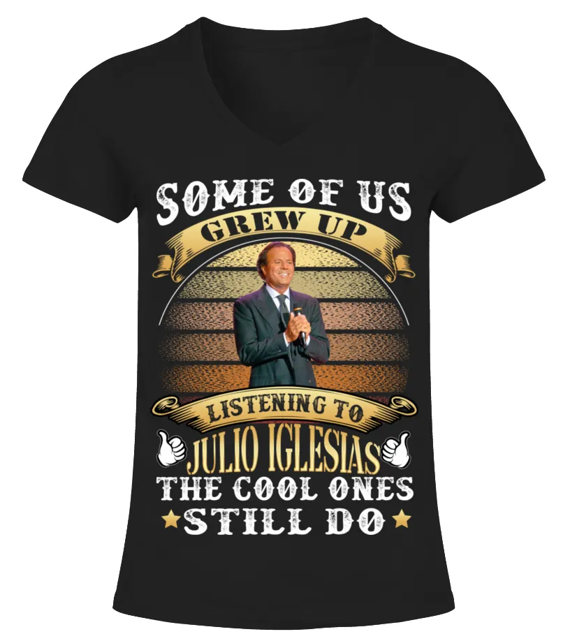 SOME OF US GREW UP LISTENING TO JULIO IGLESIAS THE COOL ONES STILL DO Camiseta cuello pico Mujer