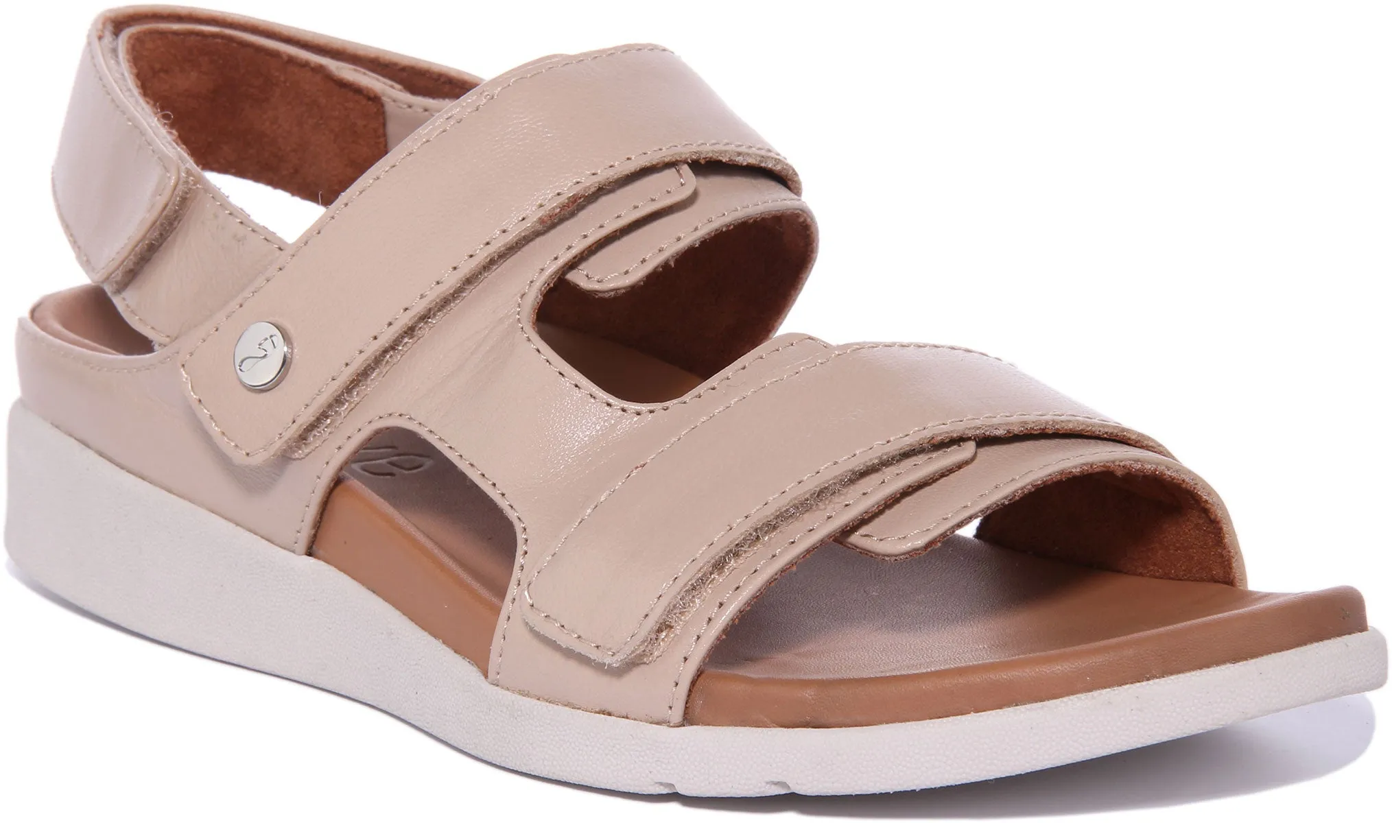 Strive Aruba Sandalia de cuero con tres correas ajustables para mujer en almendra