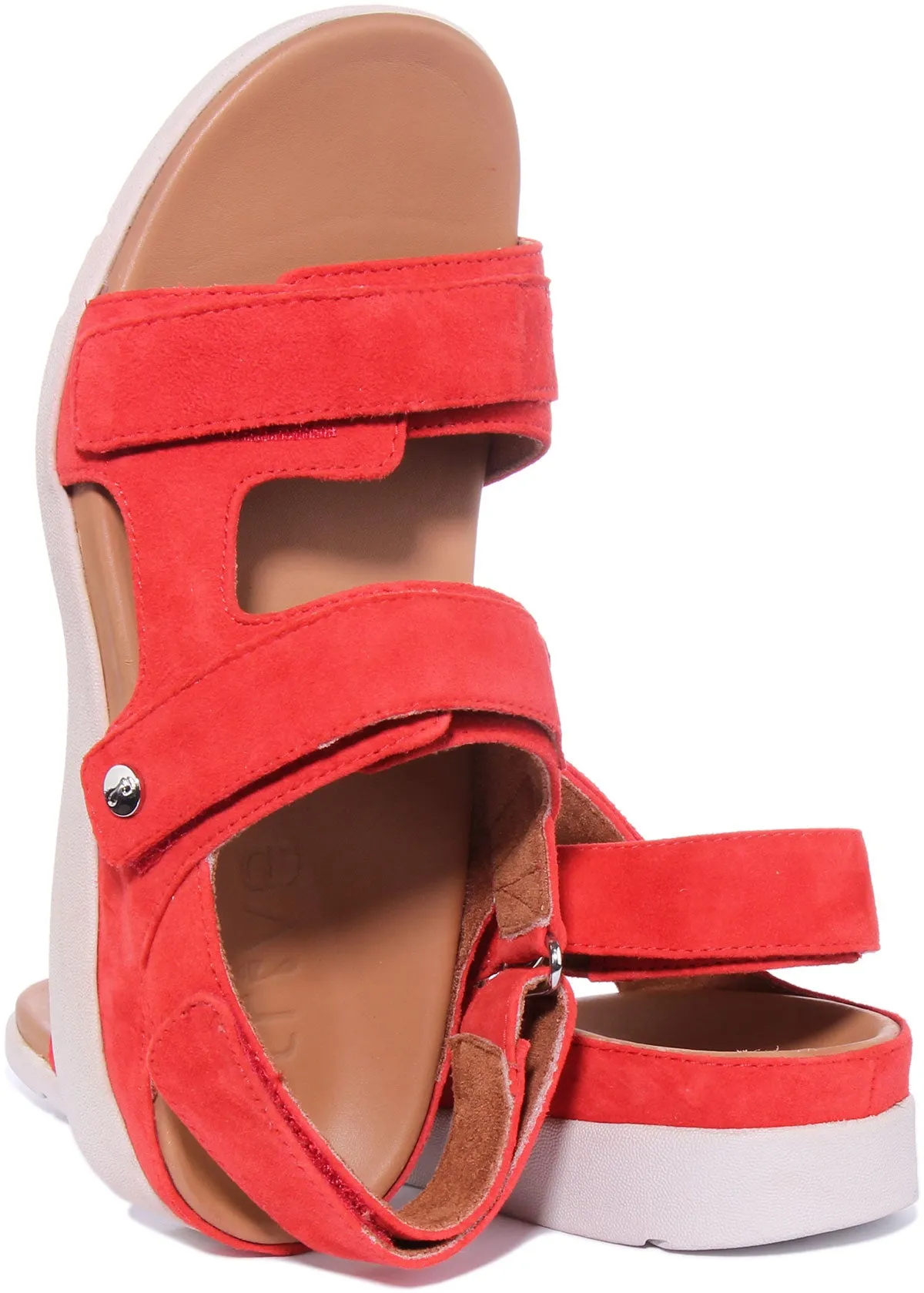 Strive Aruba Sandalia de cuero con tres correas ajustables para mujer en almendra