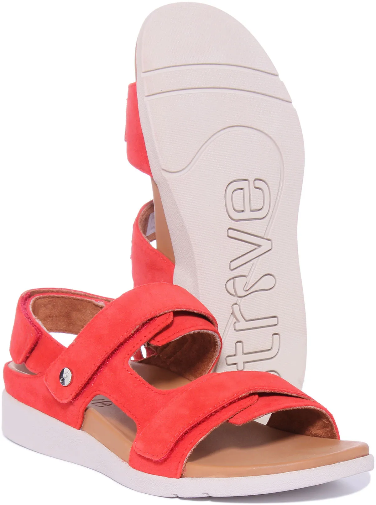 Strive Aruba Sandalia de cuero con tres correas ajustables para mujer en almendra