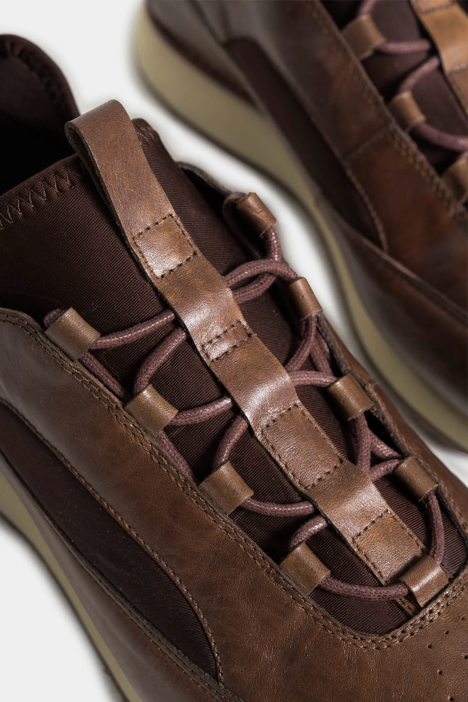 Tenis neo 2 de cuero para hombre con perforaciones láser