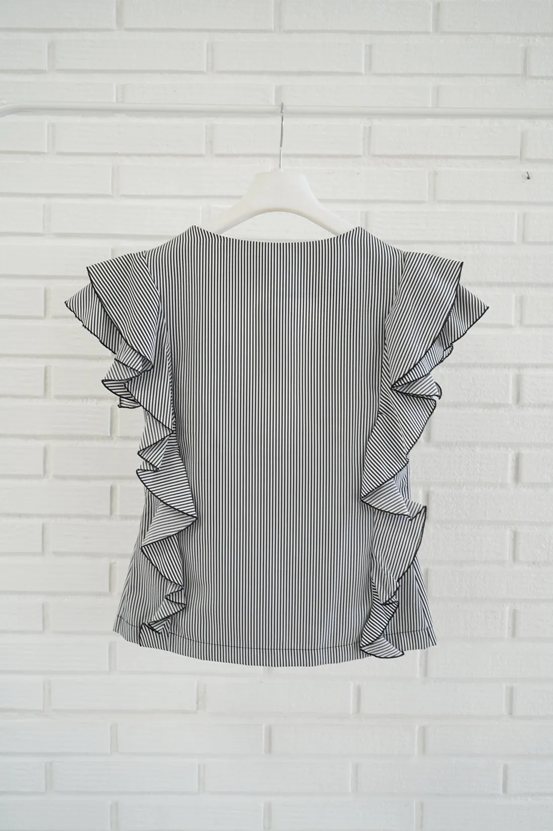 Top cuello pico y volantes rayas marino