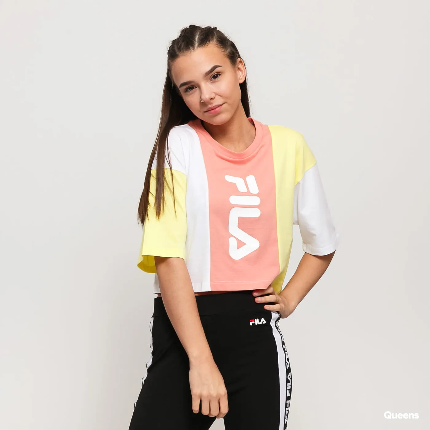 Top manga corta FILA chica Bai Cropped Tee Ref.687492 blanca salmón y amarilla logo fila vertical