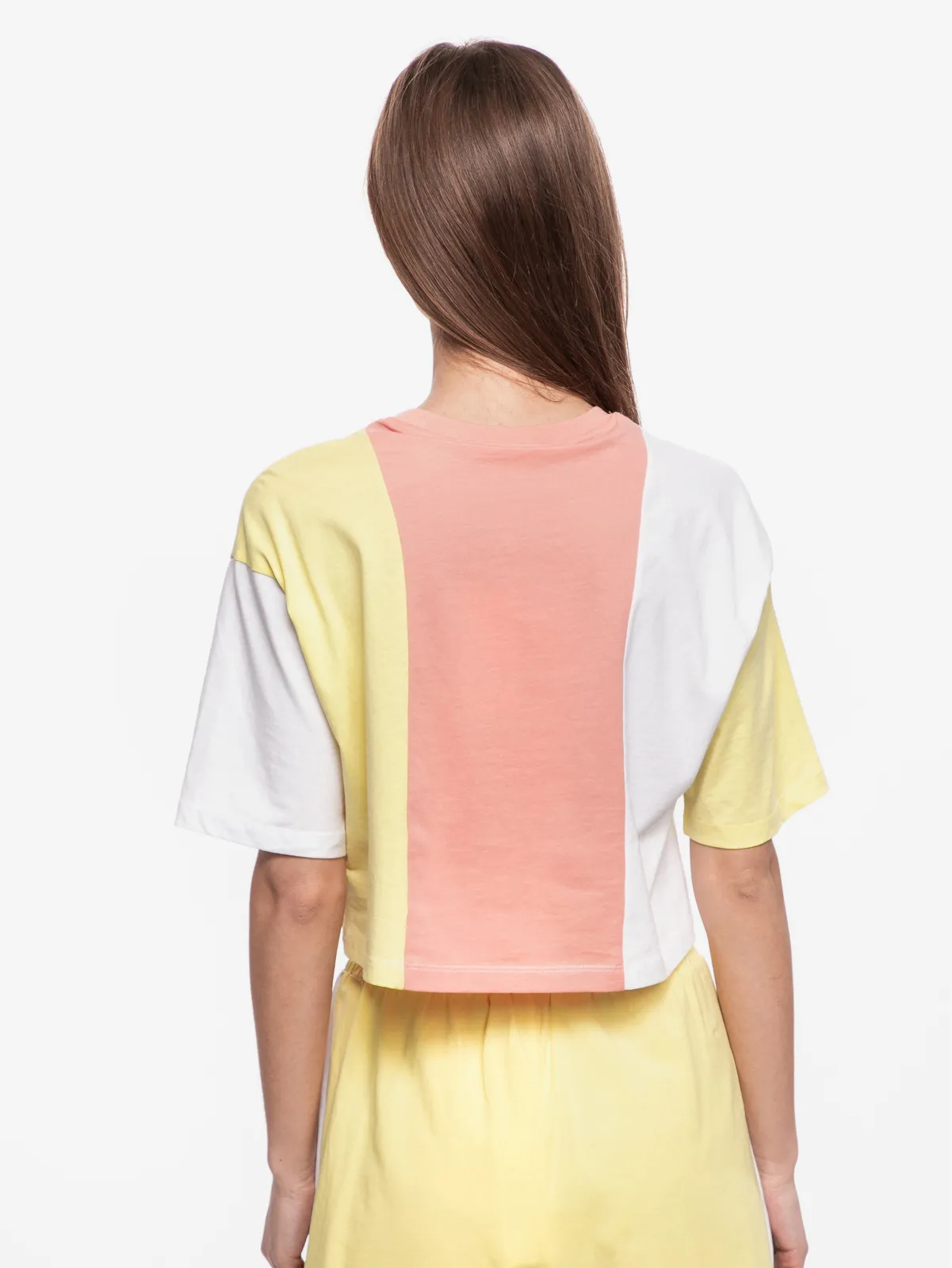 Top manga corta FILA chica Bai Cropped Tee Ref.687492 blanca salmón y amarilla logo fila vertical