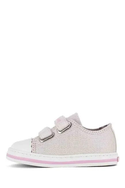 Zapatilla plateada de lona