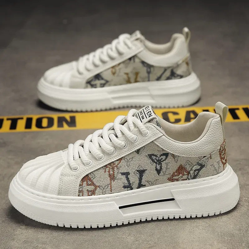 Zapatos para hombres primavera 2024 nueva cabeza de concha zapatos blancos tendencia versátiles placas gruesas zapatos de fondo 