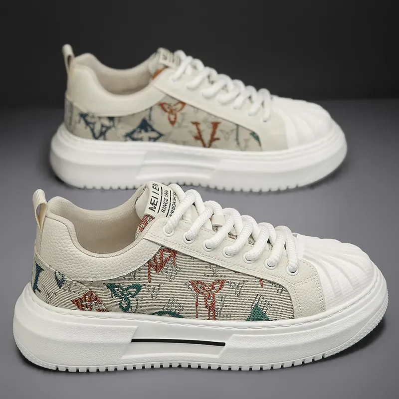 Zapatos para hombres primavera 2024 nueva cabeza de concha zapatos blancos tendencia versátiles placas gruesas zapatos de fondo 