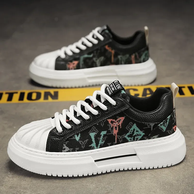 Zapatos para hombres primavera 2024 nueva cabeza de concha zapatos blancos tendencia versátiles placas gruesas zapatos de fondo 