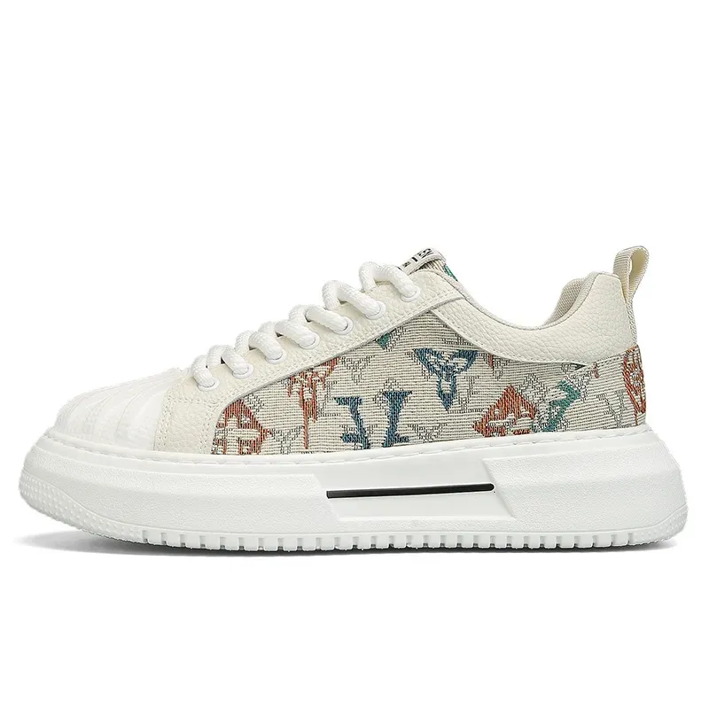 Zapatos para hombres primavera 2024 nueva cabeza de concha zapatos blancos tendencia versátiles placas gruesas zapatos de fondo 